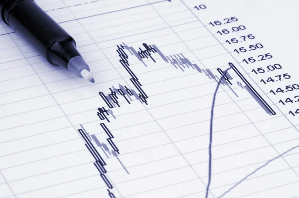 Pluma que muestra el diagrama del informe financiero o la revista —  Fotos de Stock