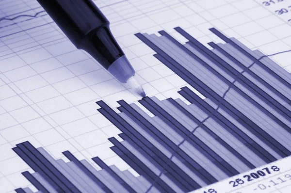 Caneta mostrando diagrama sobre relatório financeiro ou revista — Fotografia de Stock