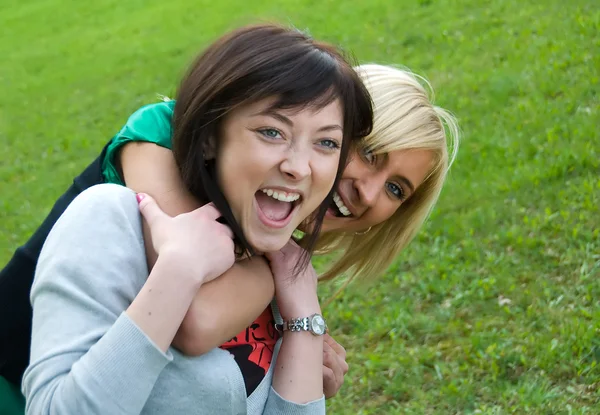 Dvě mladé dívky šťastný — Stock fotografie
