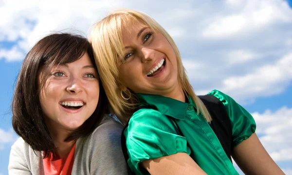 Две молодые счастливые девушки — стоковое фото
