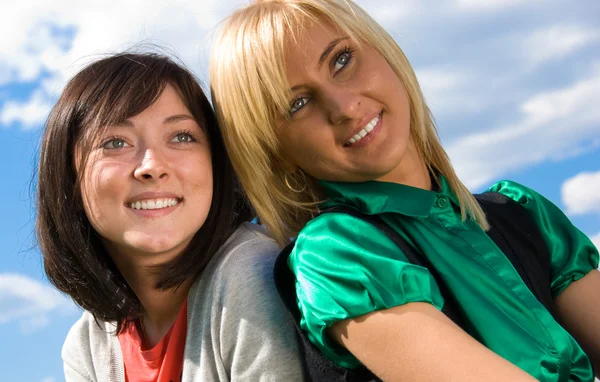 两个年轻快乐女孩 免版税图库照片