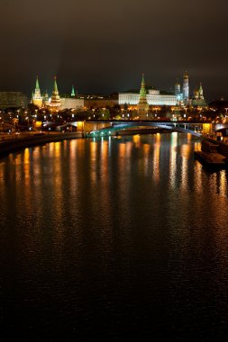 Moskova Nehri Köprüsü'nden Kremlin'in görünümü