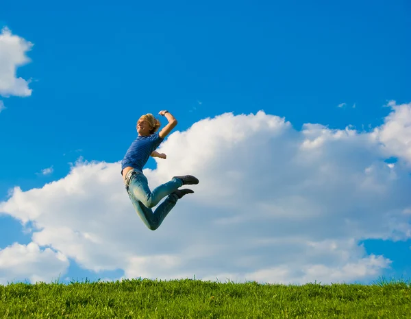 Heureux adolescent saut — Photo