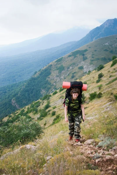 Backpacker vandringar i Krim — Stockfoto