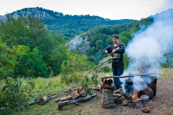 Escursionista rompere legna da ardere — Foto Stock