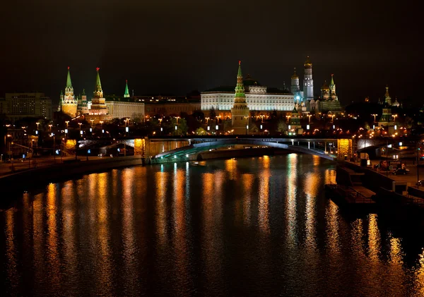 Utsikt över Kreml från Moskva river bridge — Stockfoto