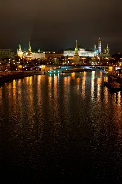 Weergave van het kremlin van Moskou rivier brug — Stockfoto