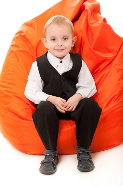 男孩坐在一张椅子上 — 图库照片