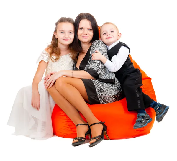 Mutter mit Kindern auf einem Stuhl — Stockfoto