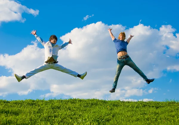 Adolescents heureux sautant Photos De Stock Libres De Droits