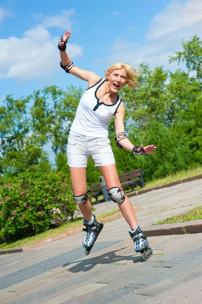 Girl roller-skating in the park — Stock Photo, Image
