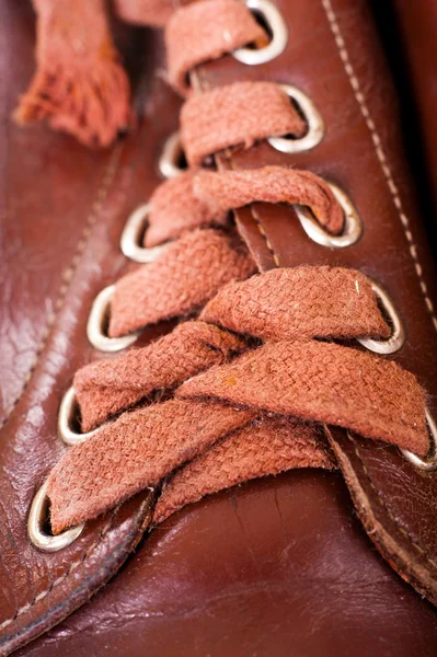 Skosnören bruna skor — Stockfoto