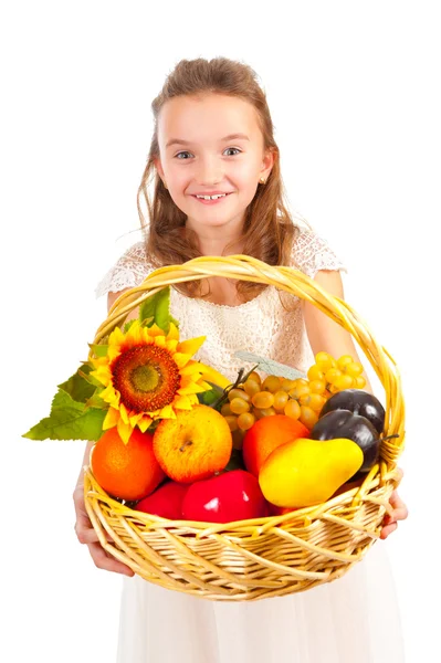 Κοπέλα που κρατά καλάθι γεμάτο φρέσκα φρούτα — Φωτογραφία Αρχείου