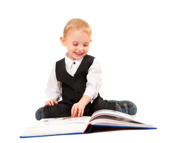 A kisfiú könyvet olvas. — Stock Fotó