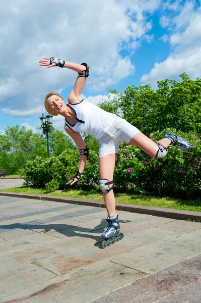 公園でスケートの女の子 — ストック写真