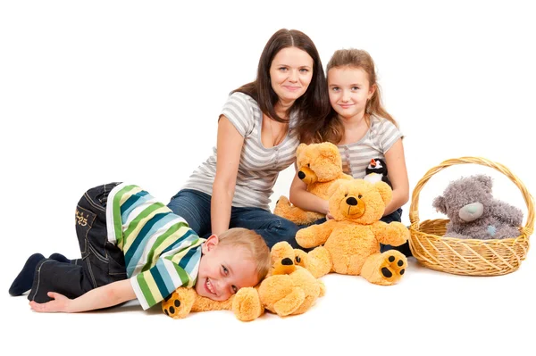 Мать с детьми сидя портрет — стоковое фото