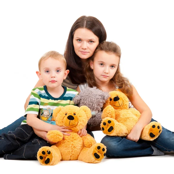 Мать с детьми сидя портрет — стоковое фото