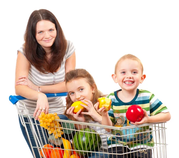 Anne çocuklarını alışveriş sepeti içinde taşır. — Stok fotoğraf