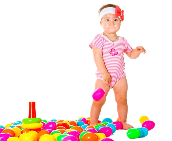 Baby flicka som leker i bollar — Stockfoto