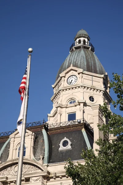 Amerikanisches Gerichtsgebäude und Flagge — Stockfoto