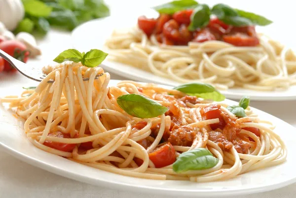 Gaffel med pasta och basilika — Stockfoto