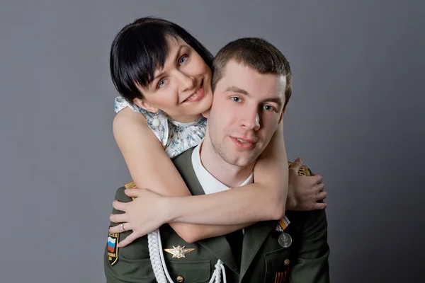 Солдат и девушка — стоковое фото