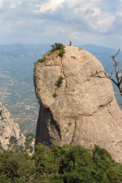 O alpinista em uma rocha — Fotografia de Stock