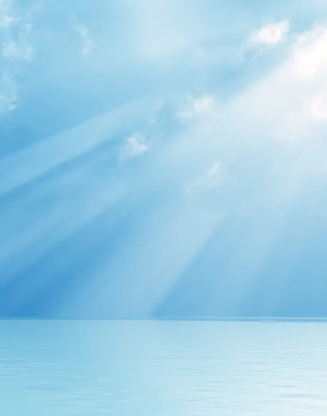 Чудесные лучи бога над морем — стоковое фото