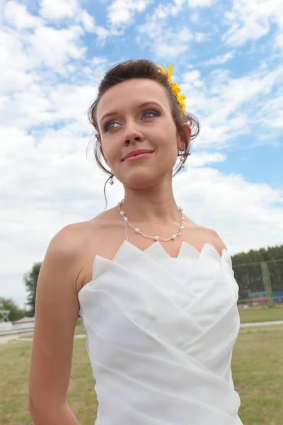 年轻漂亮的新娘 — 图库照片