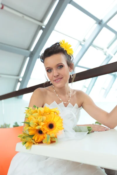Mladý usmívající se nevěsta — Stock fotografie