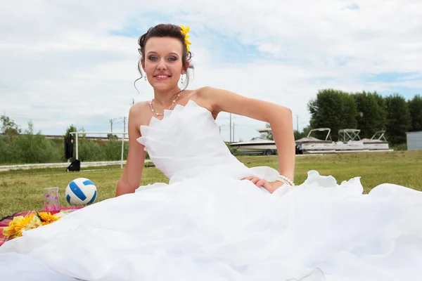 Невеста в парке — стоковое фото