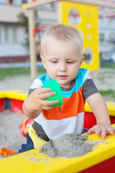 Niño jugando al aire libre — Foto de Stock