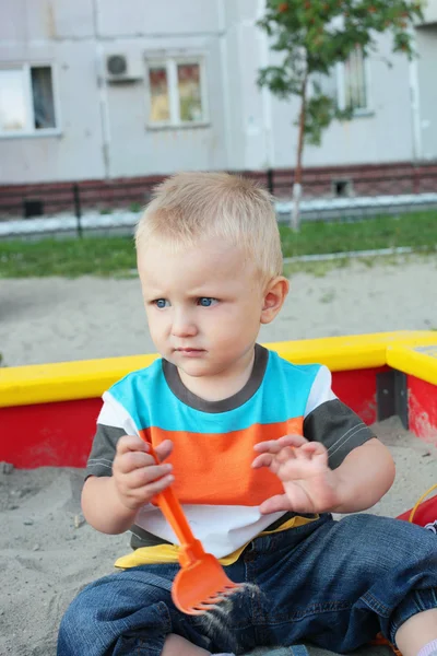 Kind auf dem Spielplatz — Stockfoto