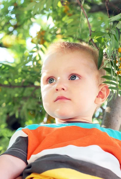 Jongen buitenshuis — Stockfoto