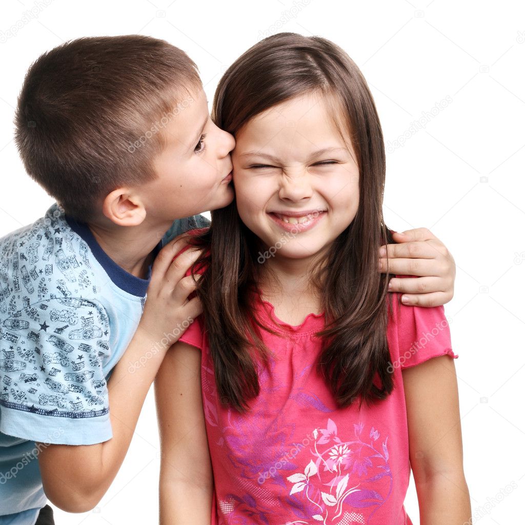 儿童逗人喜爱的亲吻的年轻人 库存照片. 图片 包括有 特写镜头, 白种人, 姐妹, 讨人喜欢, 幼稚园, 男性 - 24820698