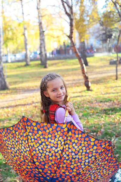 Girl with umbrella — Stock Photo, Image