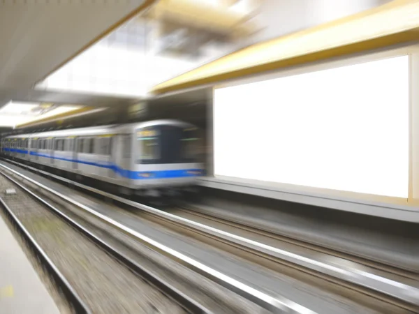 빈 빌보드와 움직이는 기차 — 스톡 사진