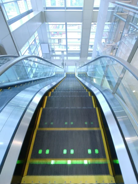 Escada rolante descendo — Fotografia de Stock
