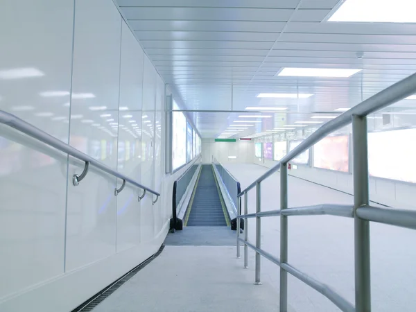 长长的走廊和自动扶梯 — 图库照片