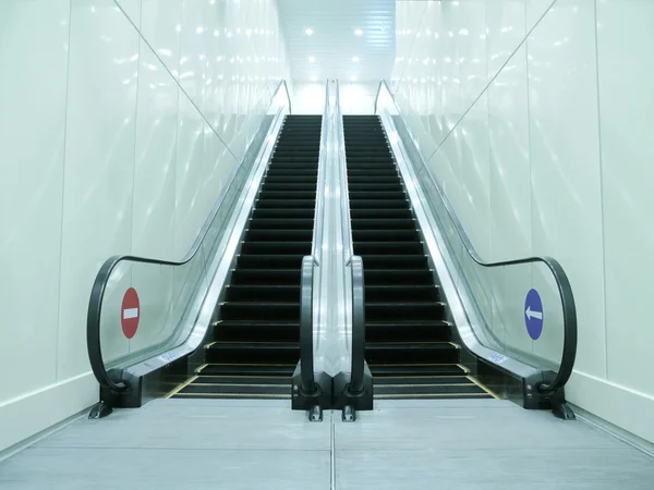 Escaleras mecánicas en metro —  Fotos de Stock