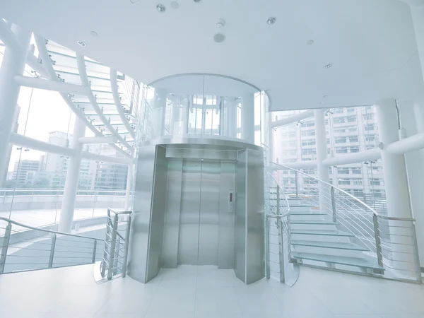 Elevador e escada transparentes — Fotografia de Stock