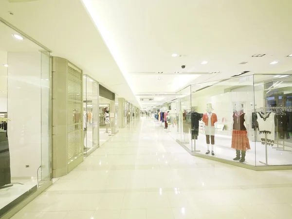 Lång korridor och showcase — Stockfoto