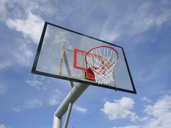 Μπάσκετ hoop και μπλε ουρανό — Φωτογραφία Αρχείου