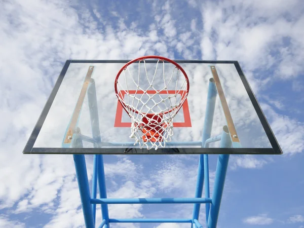 Μπάσκετ hoop και μπλε ουρανό — Φωτογραφία Αρχείου