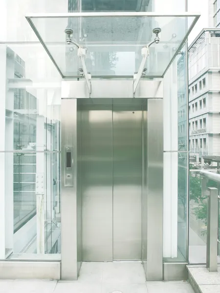 Venkovní transparentní výtah — Stock fotografie