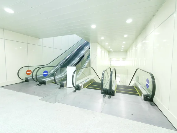 Escaleras mecánicas en metro — Foto de Stock