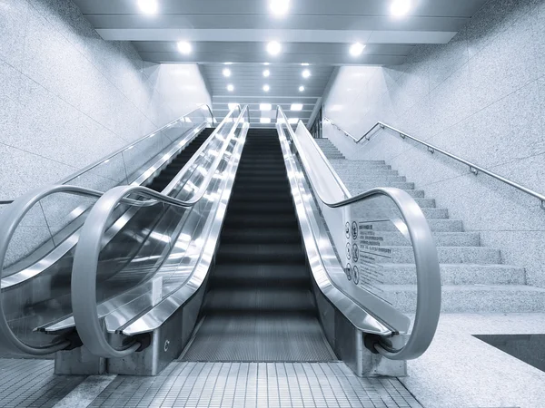 Treppe und Rolltreppe — Stockfoto