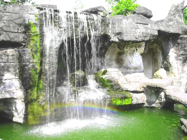 Wasserfall und Regenbogen — Stockfoto