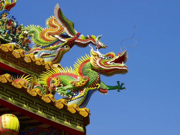 Dragon on rooftop — Stock Photo, Image