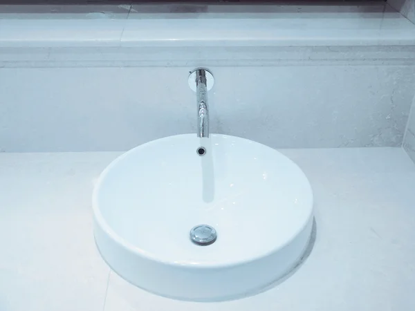 Wasserhahn und Waschbecken — Stockfoto